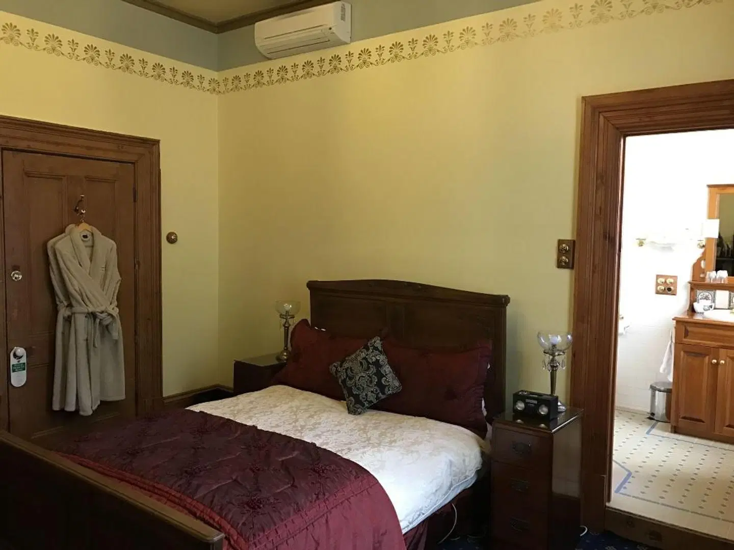 Freeman On Ford ROOM_EXAMPLE