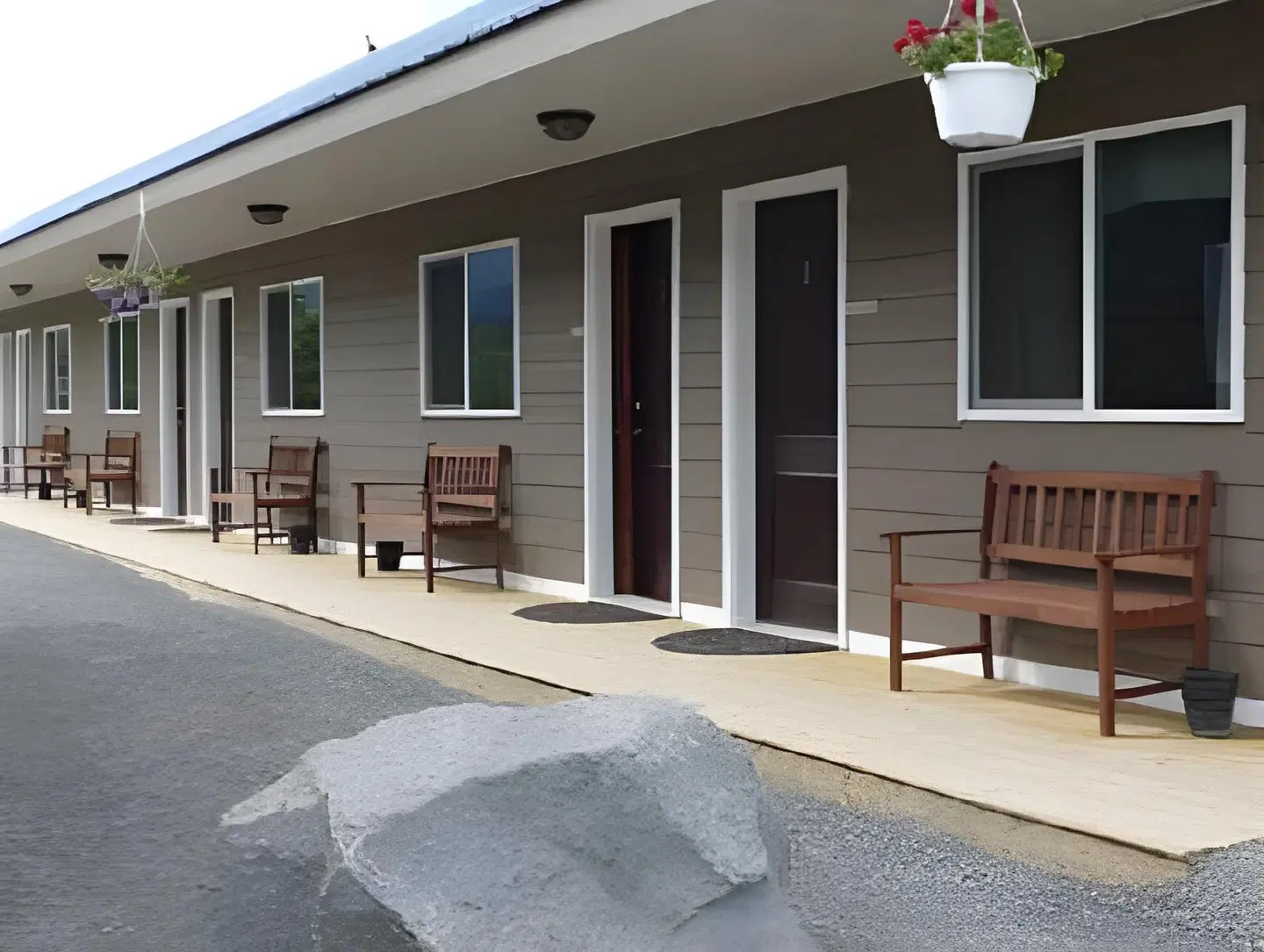 Parkside Inn EXTERIOR
