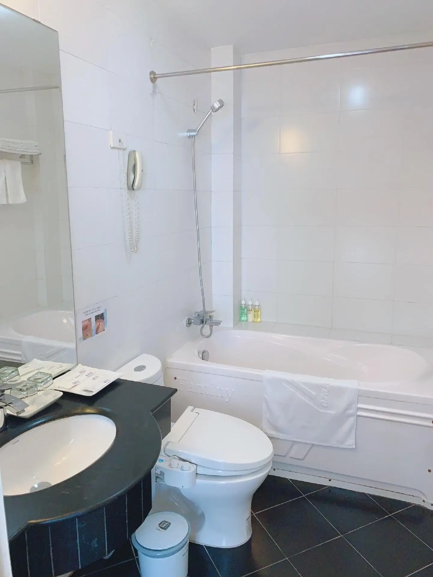 Azumaya Hai Ba Trung 1 Hotel Badezimmer