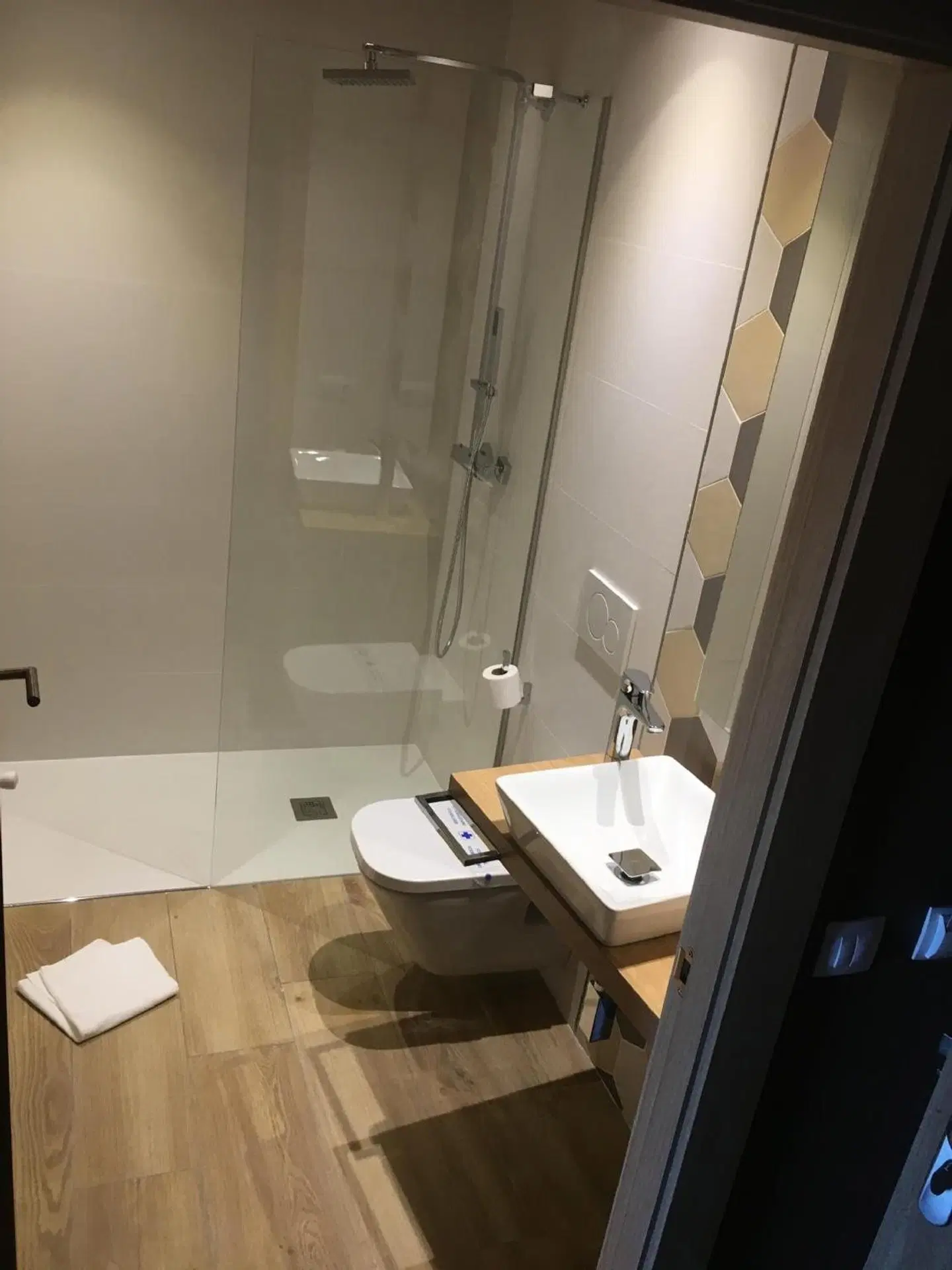 Hotel Landaben Badezimmer