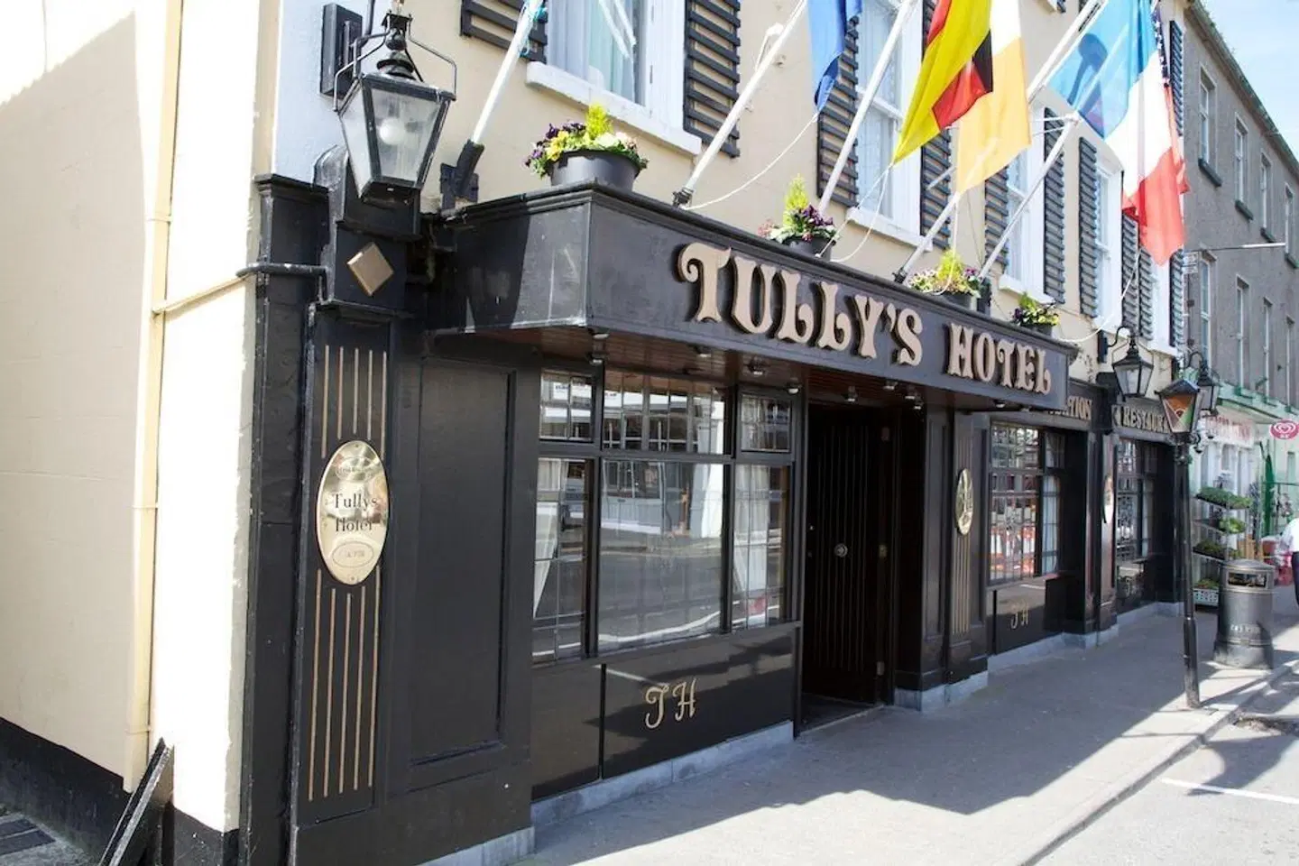 Tully's Hotel EXTERIOR
