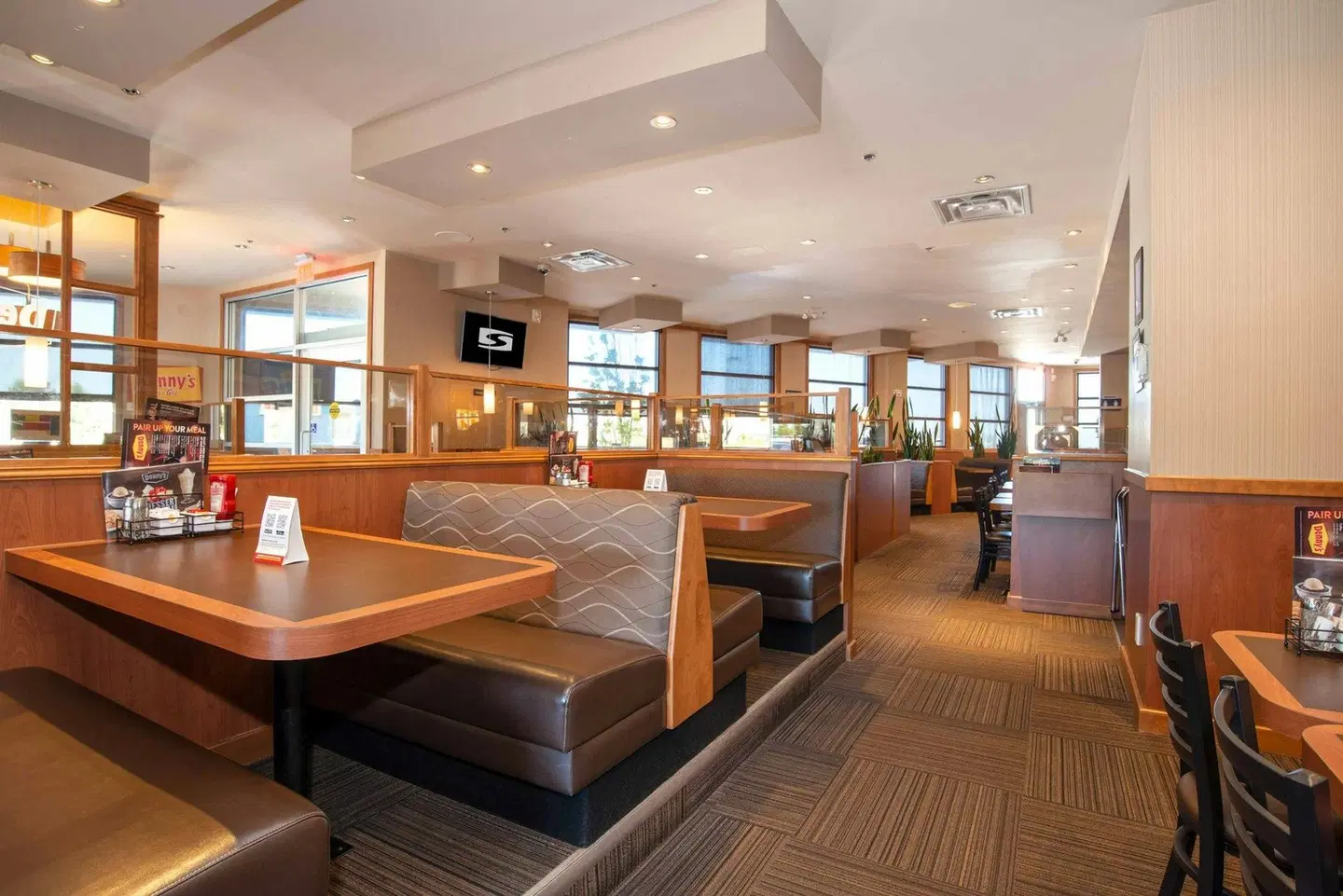 Sandman Hotel Oakville LOUNGE_LOBBY