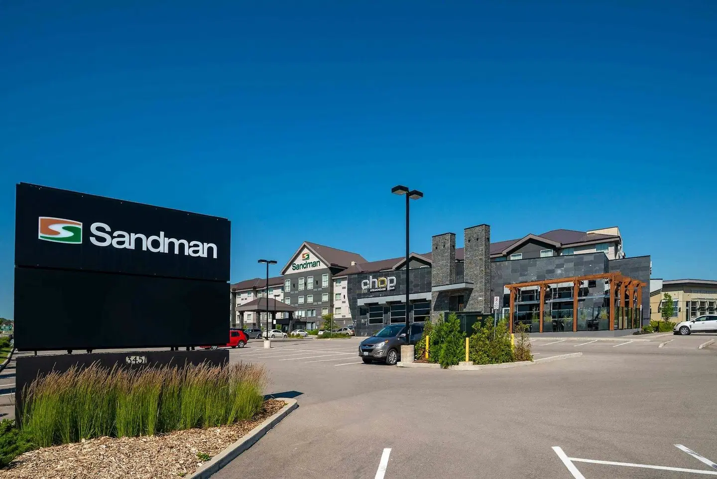 Sandman Hotel Oakville EXTERIOR