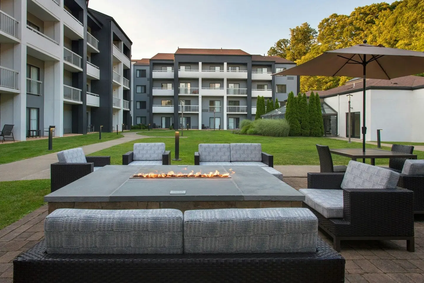 Courtyard by Marriott Norwalk EXTERIOR