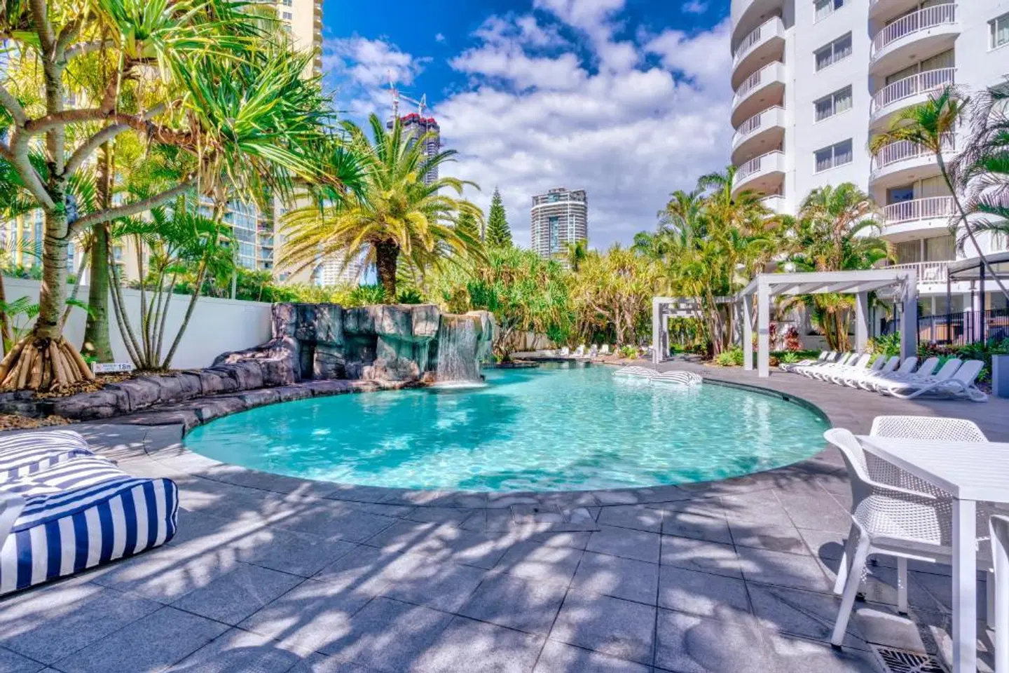 Australis Sovereign Hotel OUTDOOR_POOL