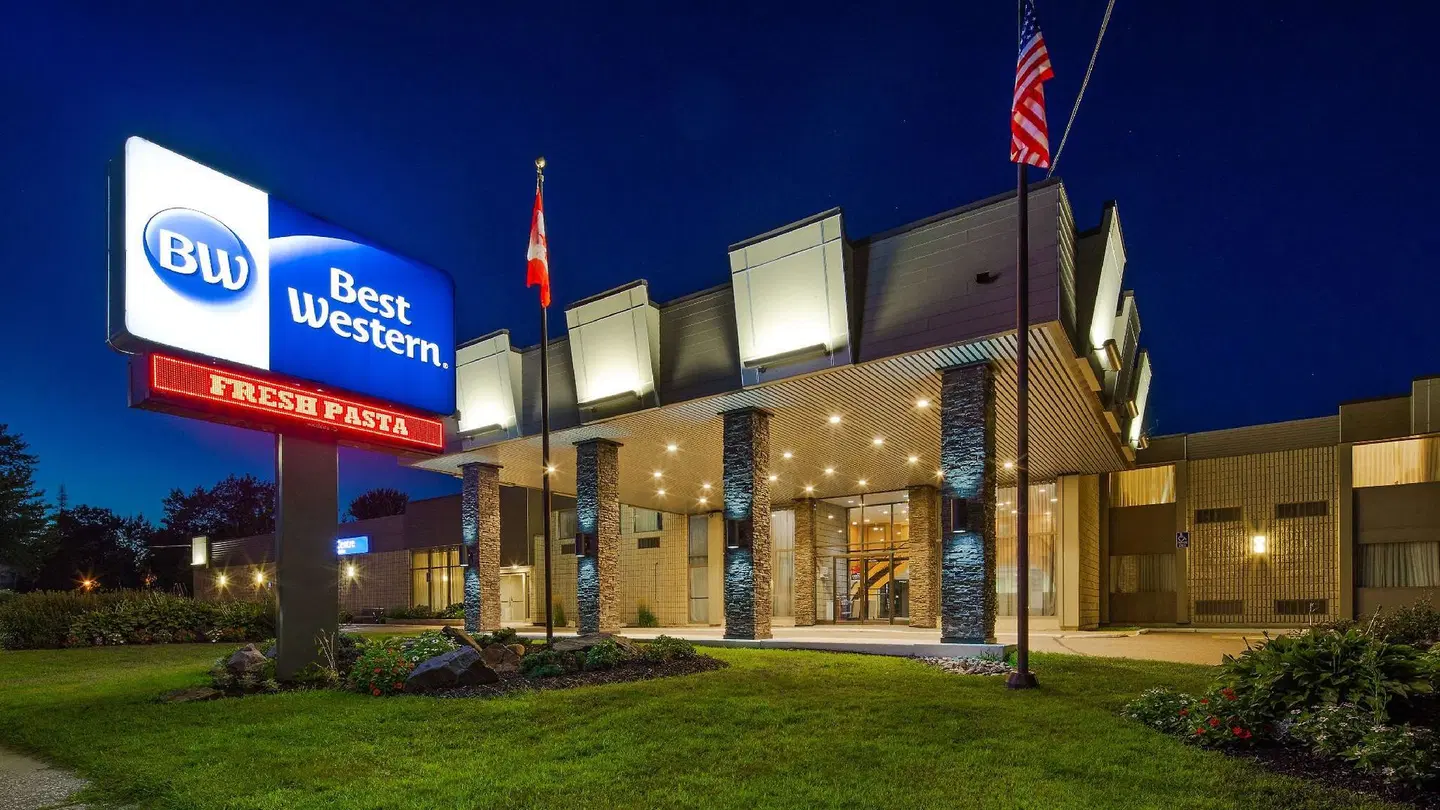 Best Western North Bay Hotel & Conference EXTERIOR