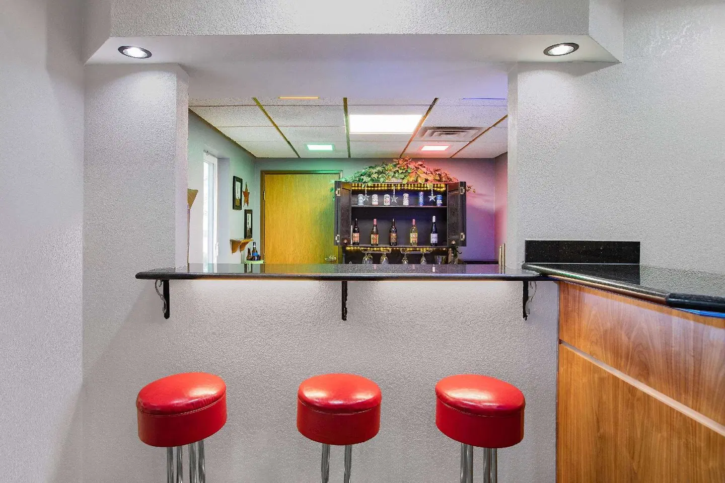 AmericInn by Wyndham Pella Bar