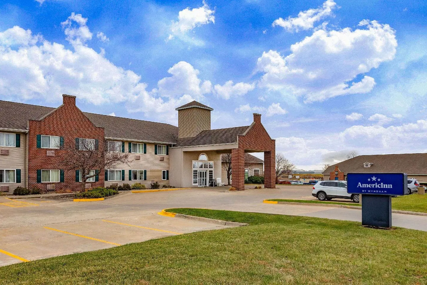 AmericInn by Wyndham Pella EXTERIOR