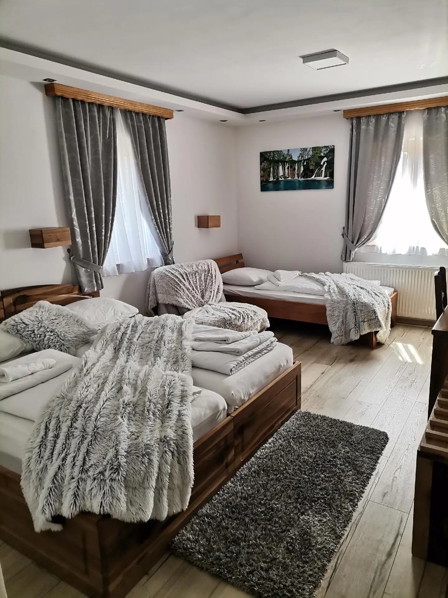 Rustic Inn River ROOM_EXAMPLE