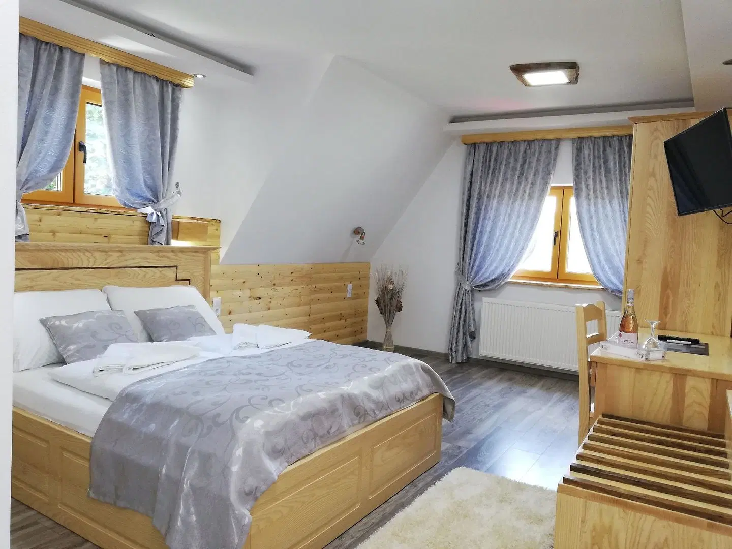 Rustic Inn River ROOM_EXAMPLE