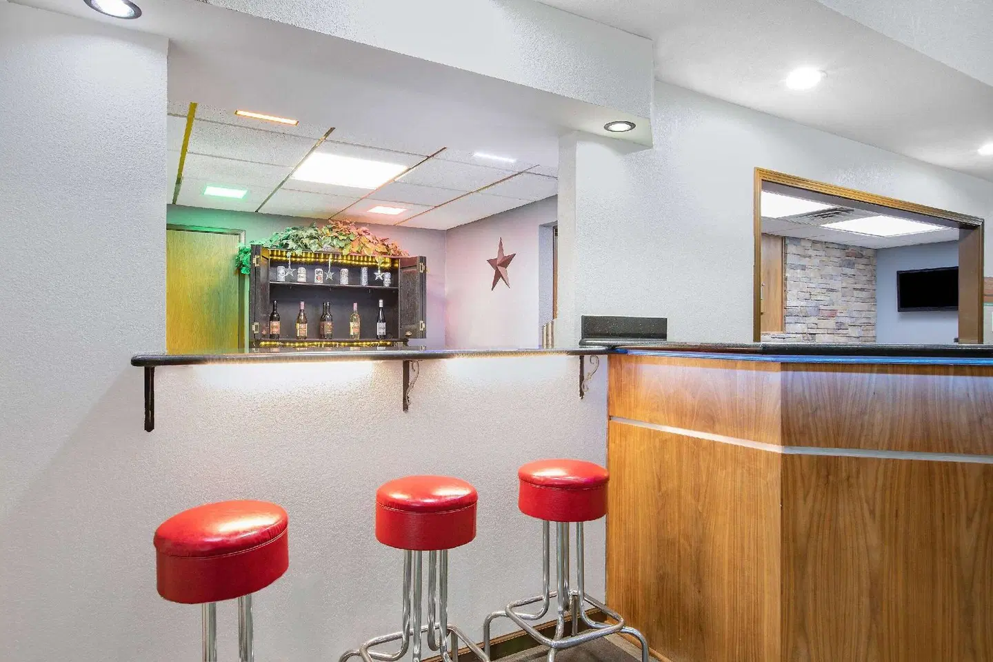 AmericInn by Wyndham Pella Bar