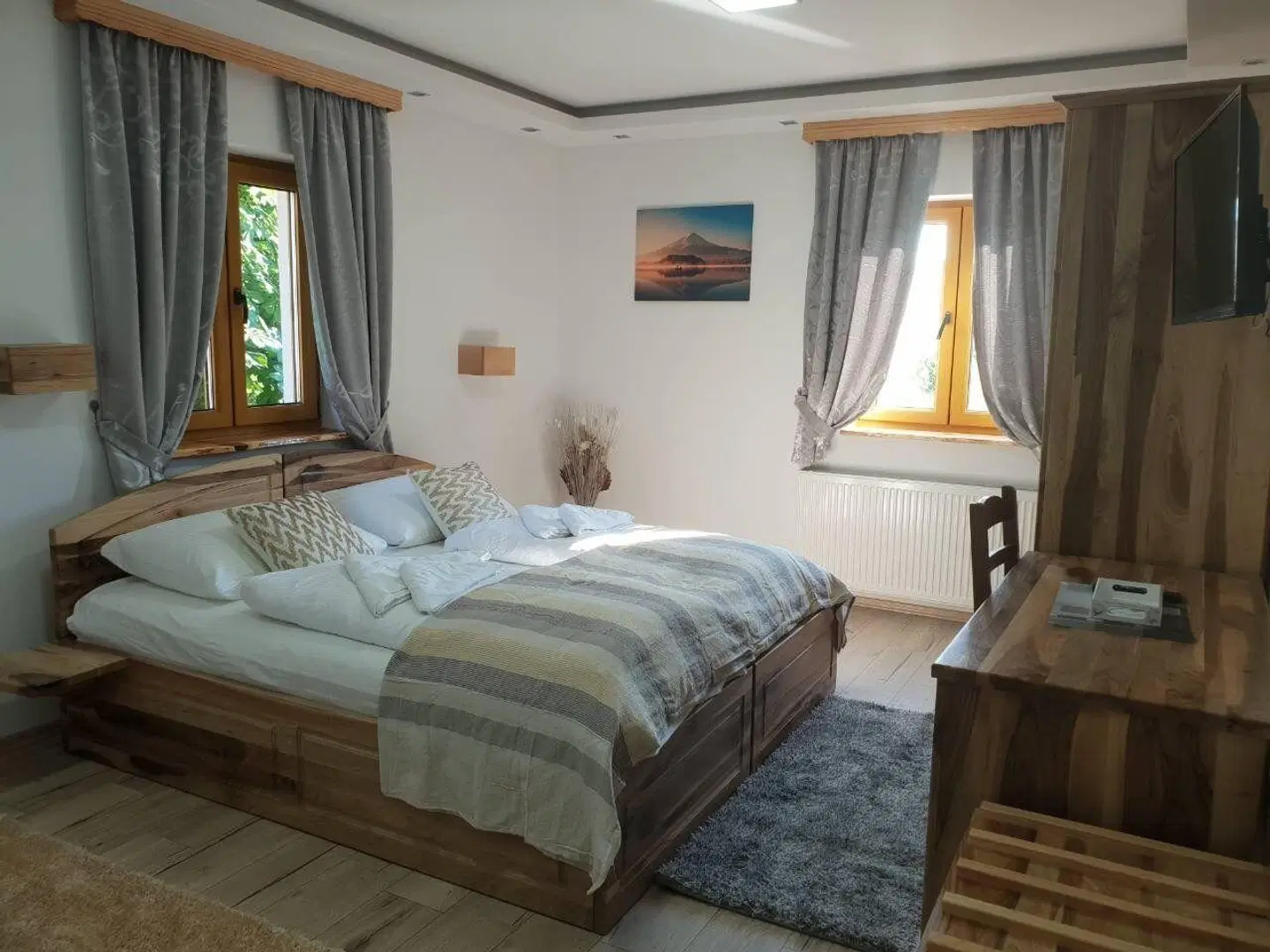 Rustic Inn River ROOM_EXAMPLE