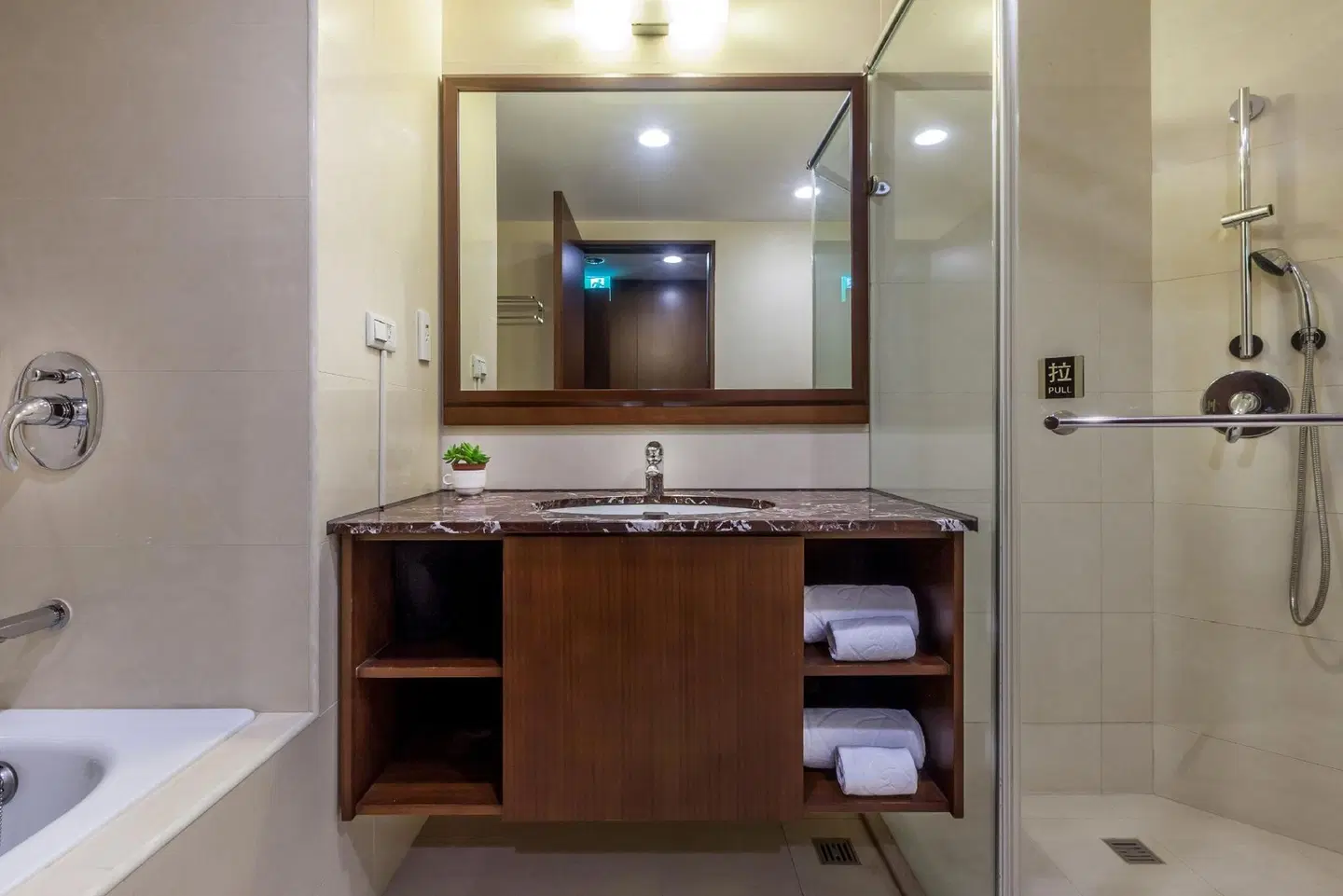 CHECK inn Taipei Neihu Badezimmer