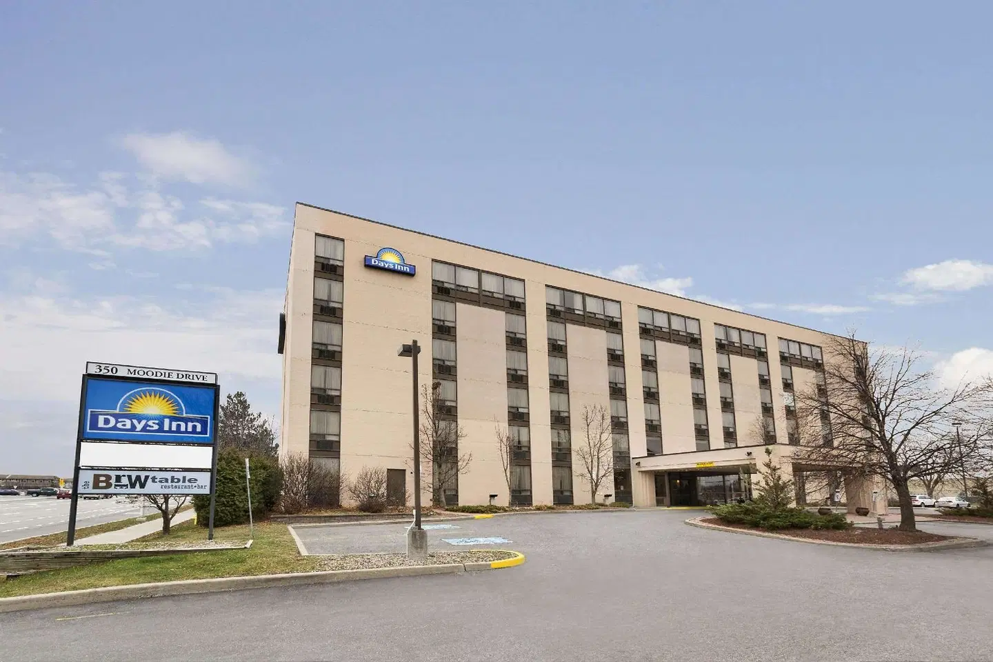 Days Inn by Wyndham Ottawa West EXTERIOR