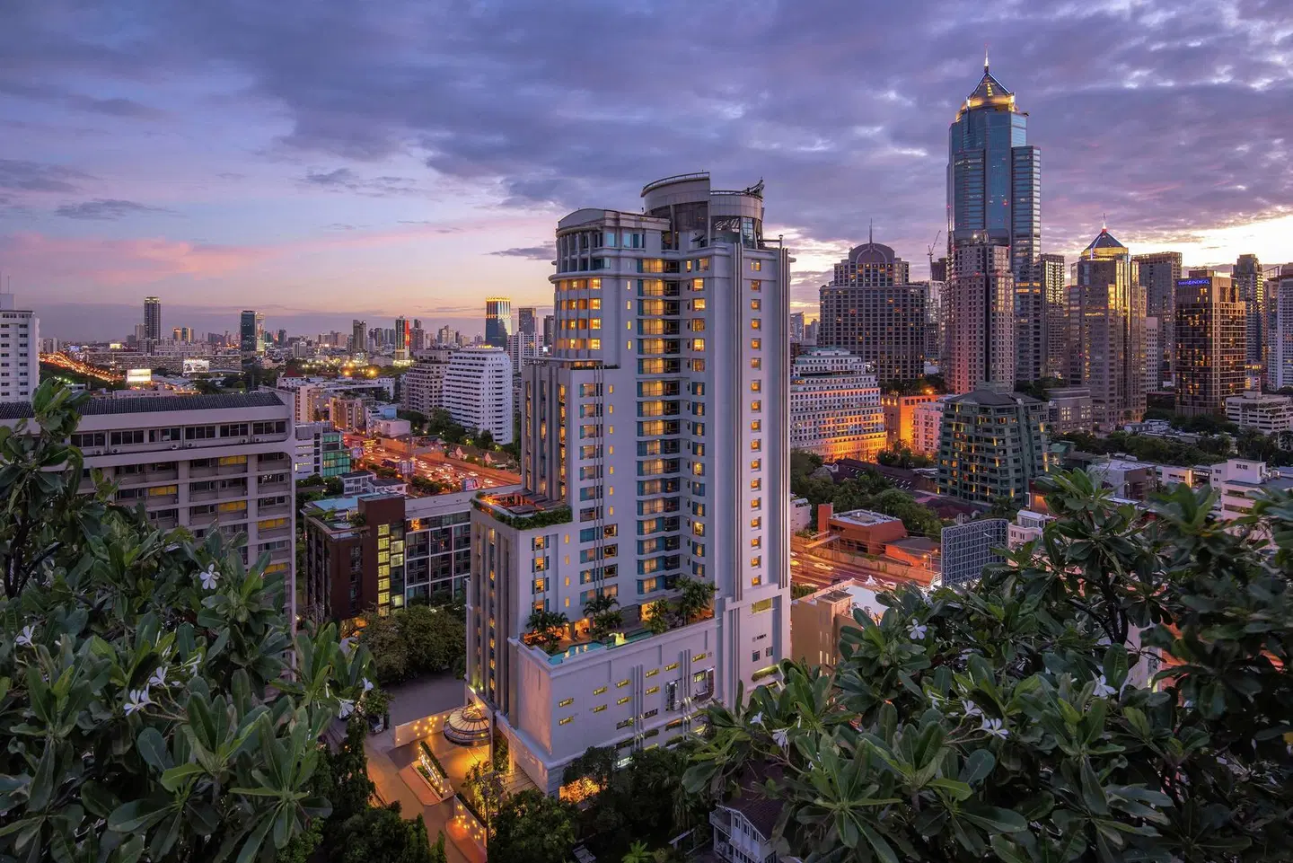 DoubleTree by Hilton Bangkok Ploenchit EXTERIOR