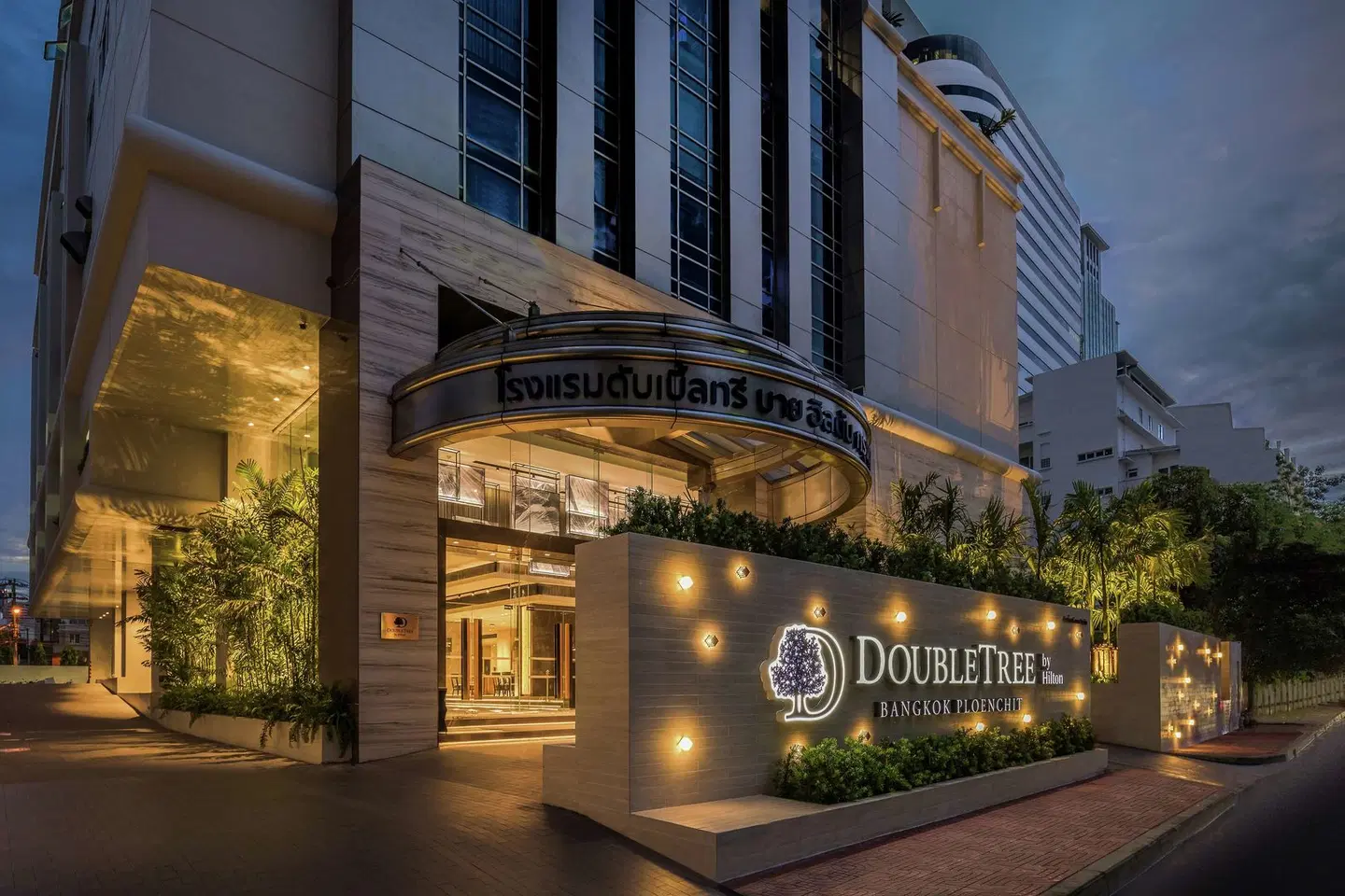 DoubleTree by Hilton Bangkok Ploenchit EXTERIOR