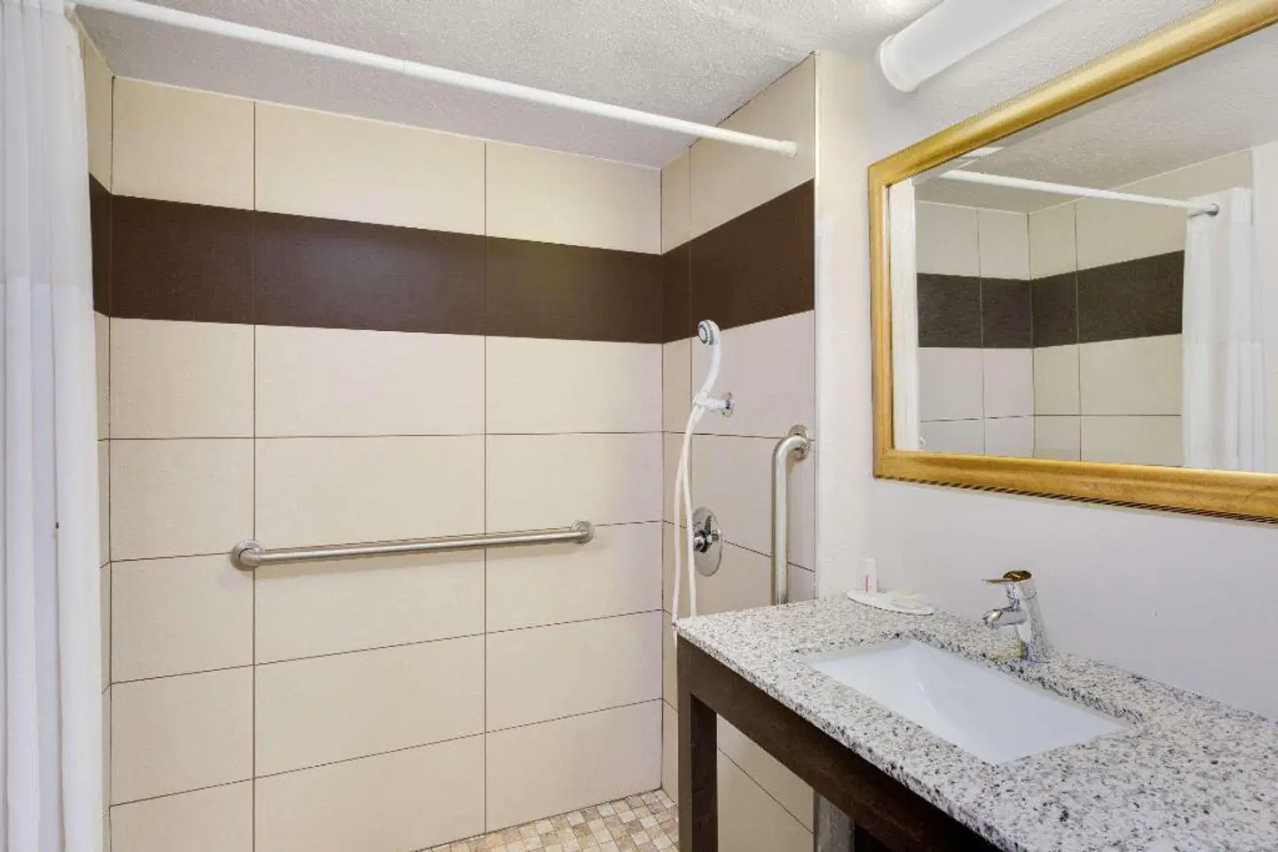 Days Inn by Wyndham Birmingham/West Badezimmer