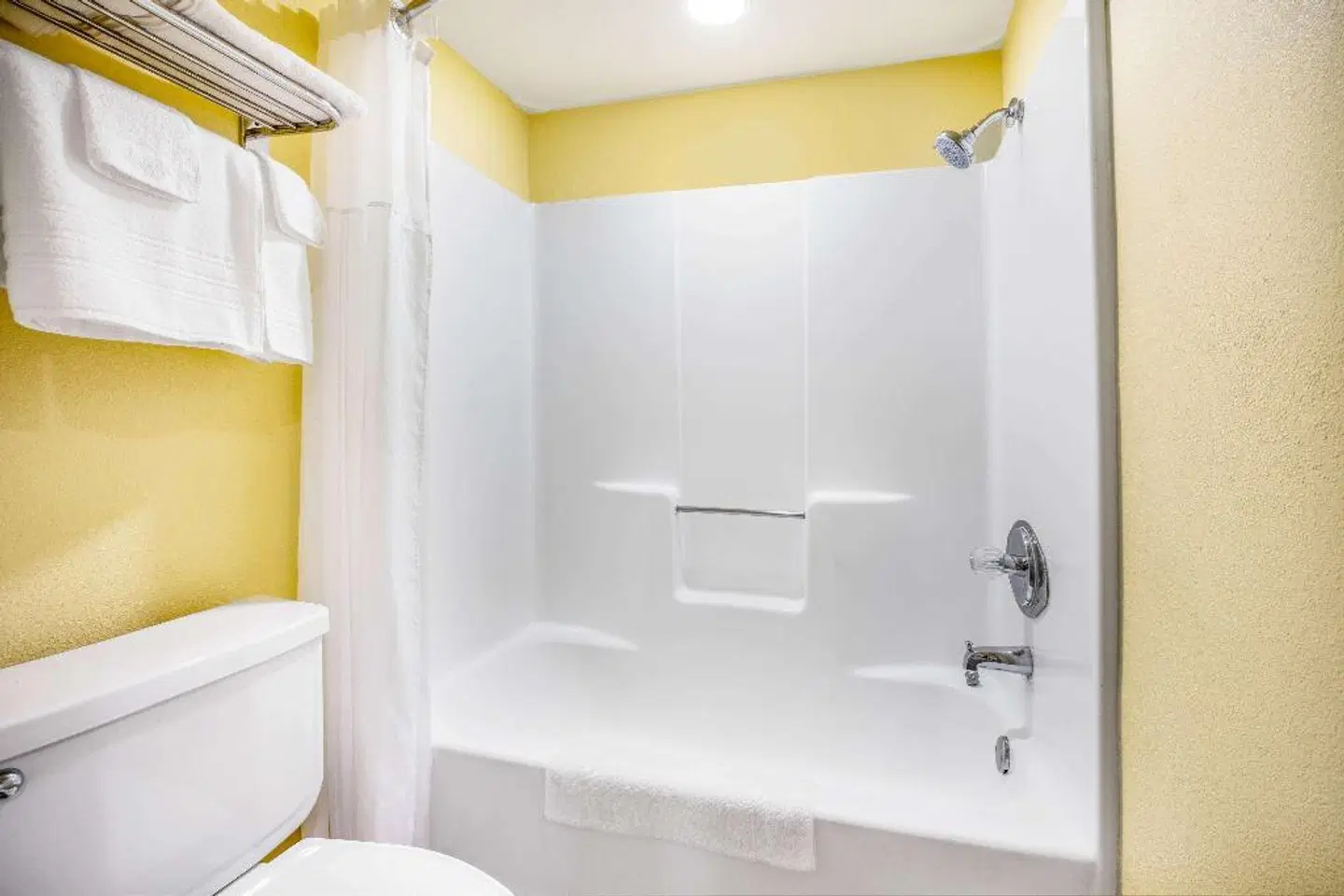 Days Inn by Wyndham Banning Casino/Outlet Mall Badezimmer