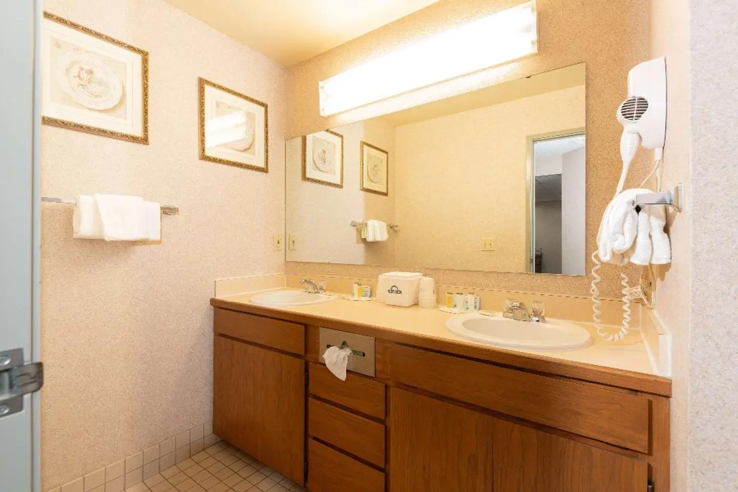 Days Inn by Wyndham Coeur d'Alene Badezimmer
