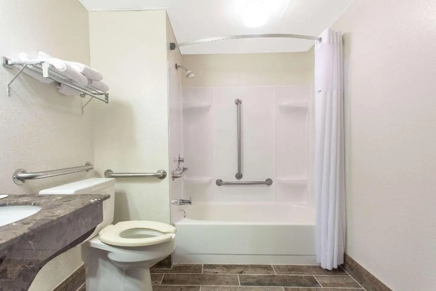 Days Inn by Wyndham Fond du Lac Badezimmer