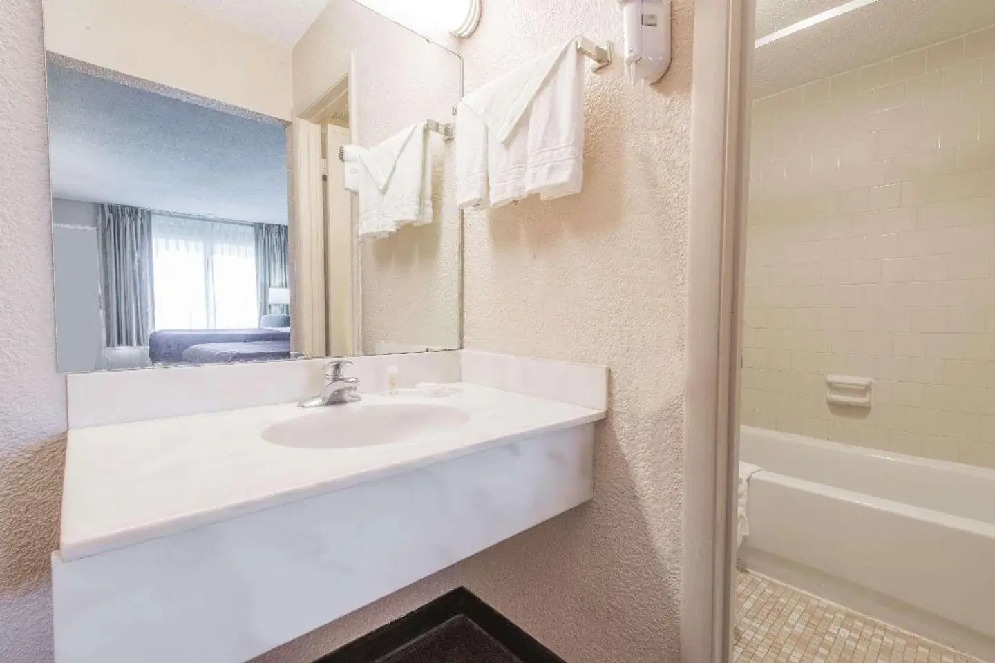 Days Inn by Wyndham Elizabethtown Badezimmer