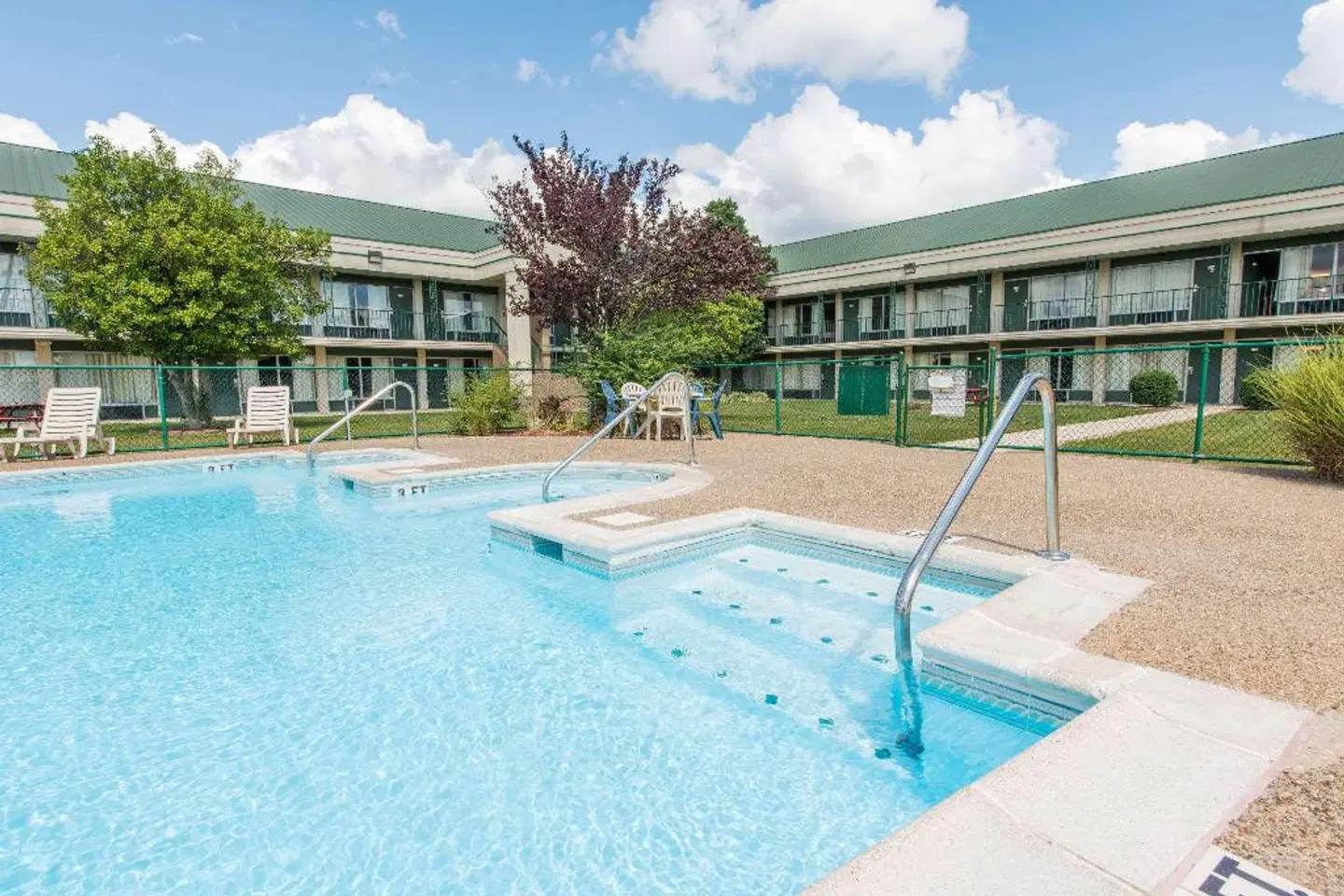 Days Inn by Wyndham Elizabethtown OUTDOOR_POOL