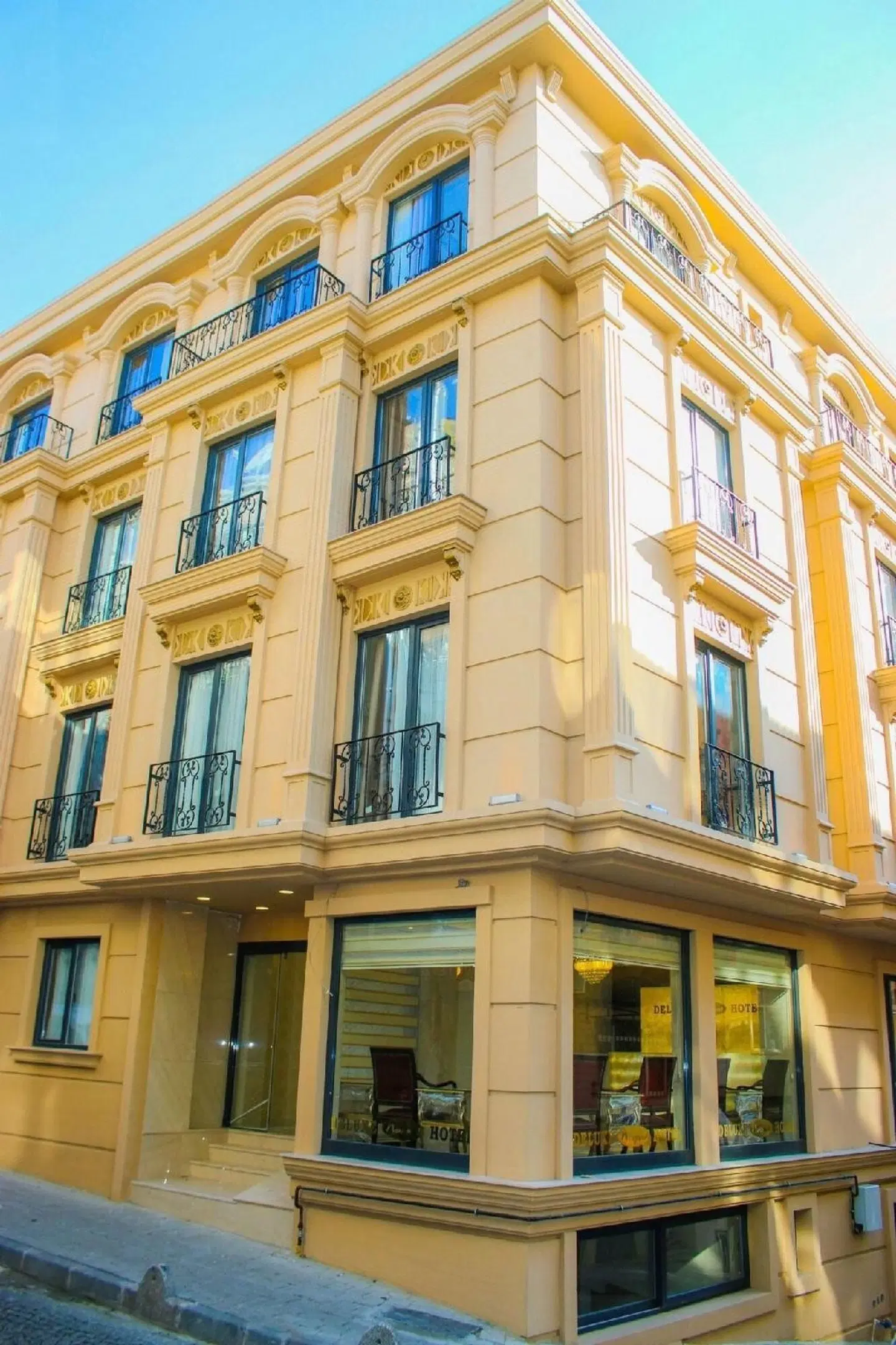 Deluxe Newport Hotel EXTERIOR