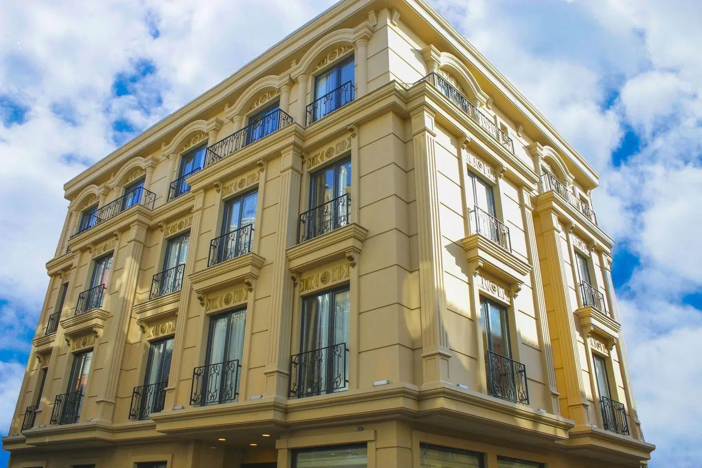 Deluxe Newport Hotel EXTERIOR