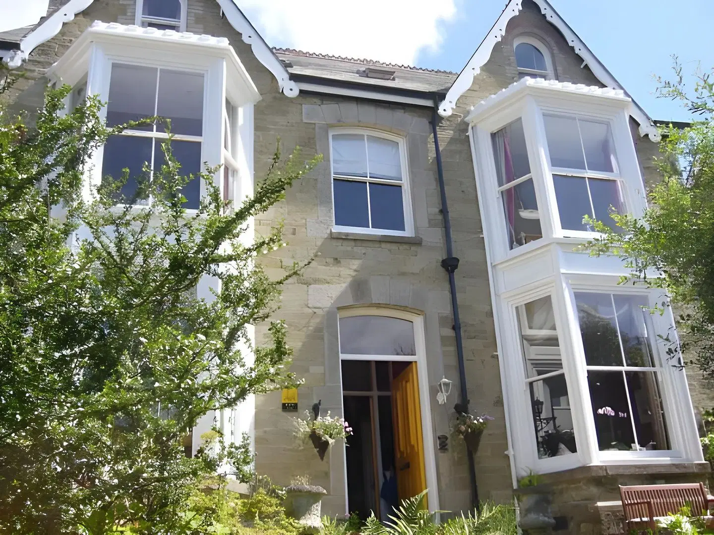Cliftons Guest House EXTERIOR