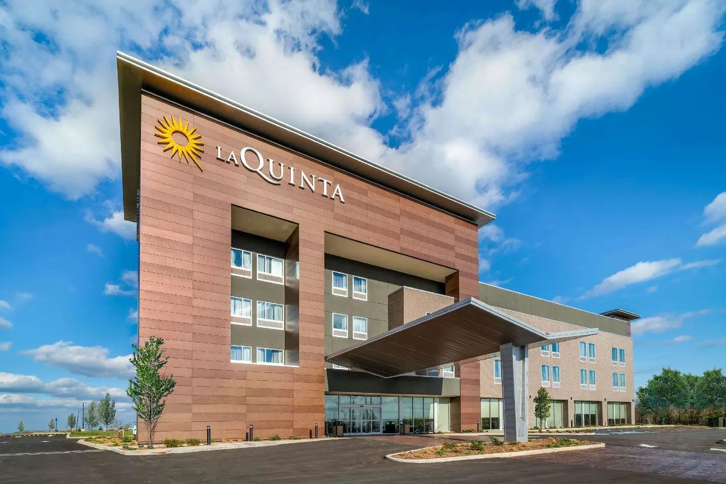 La Quinta Inn & Suites by Wyndham Louisville East EXTERIOR