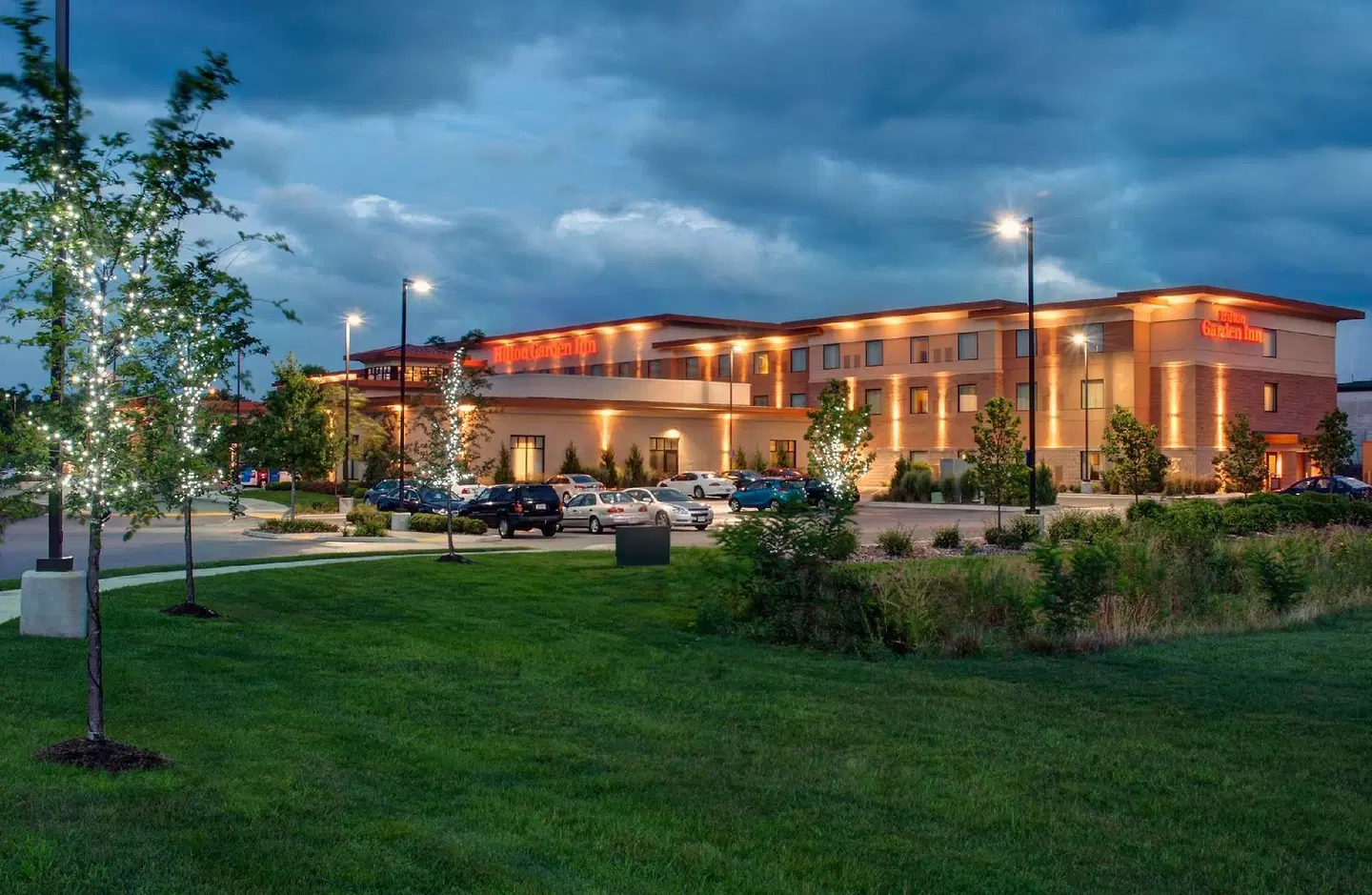 Hilton Garden Inn Milwaukee Airport EXTERIOR