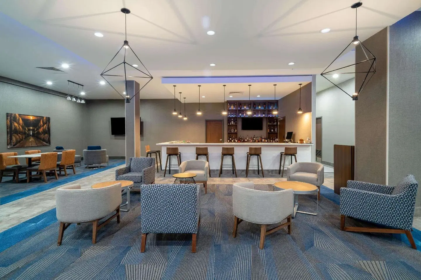 La Quinta Inn & Suites by Wyndham Louisville East Bar