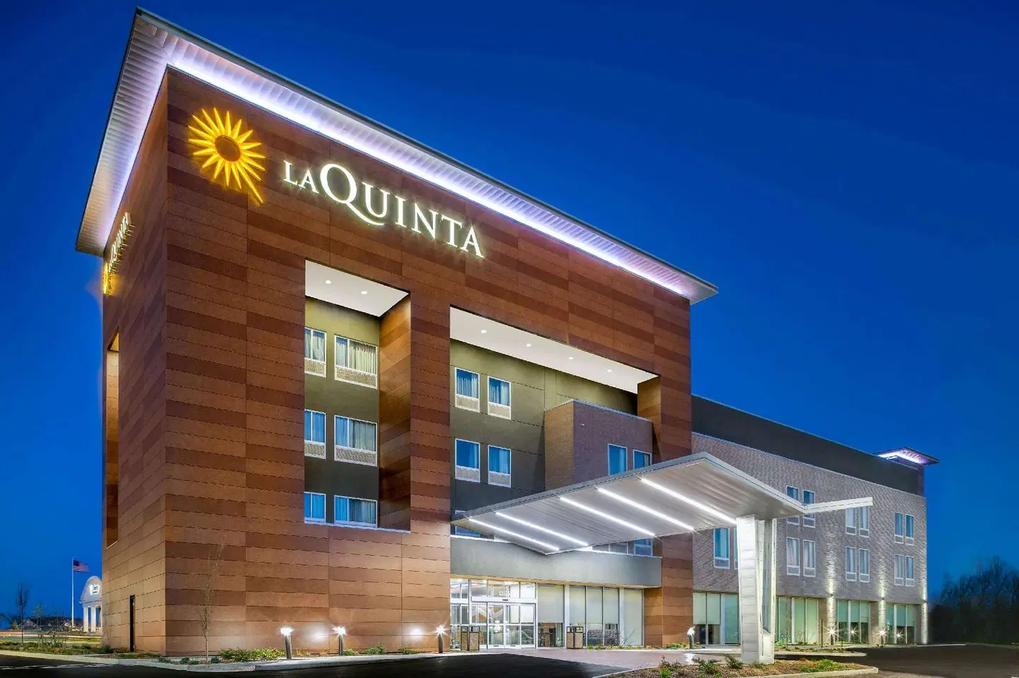 La Quinta Inn & Suites by Wyndham Louisville East EXTERIOR