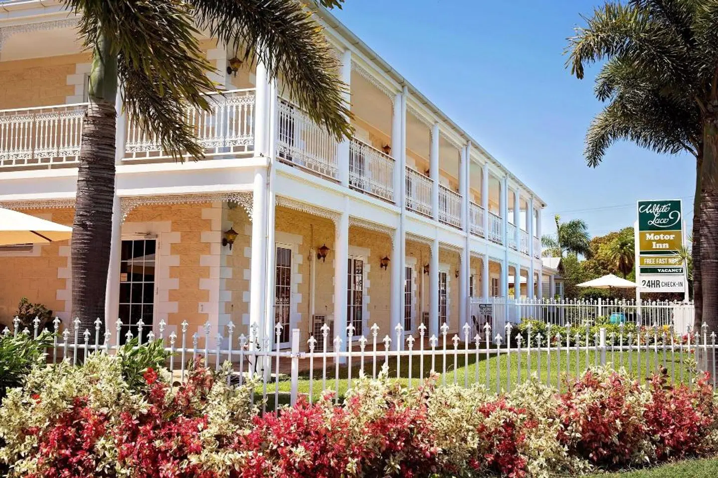 White Lace Motor Inn EXTERIOR