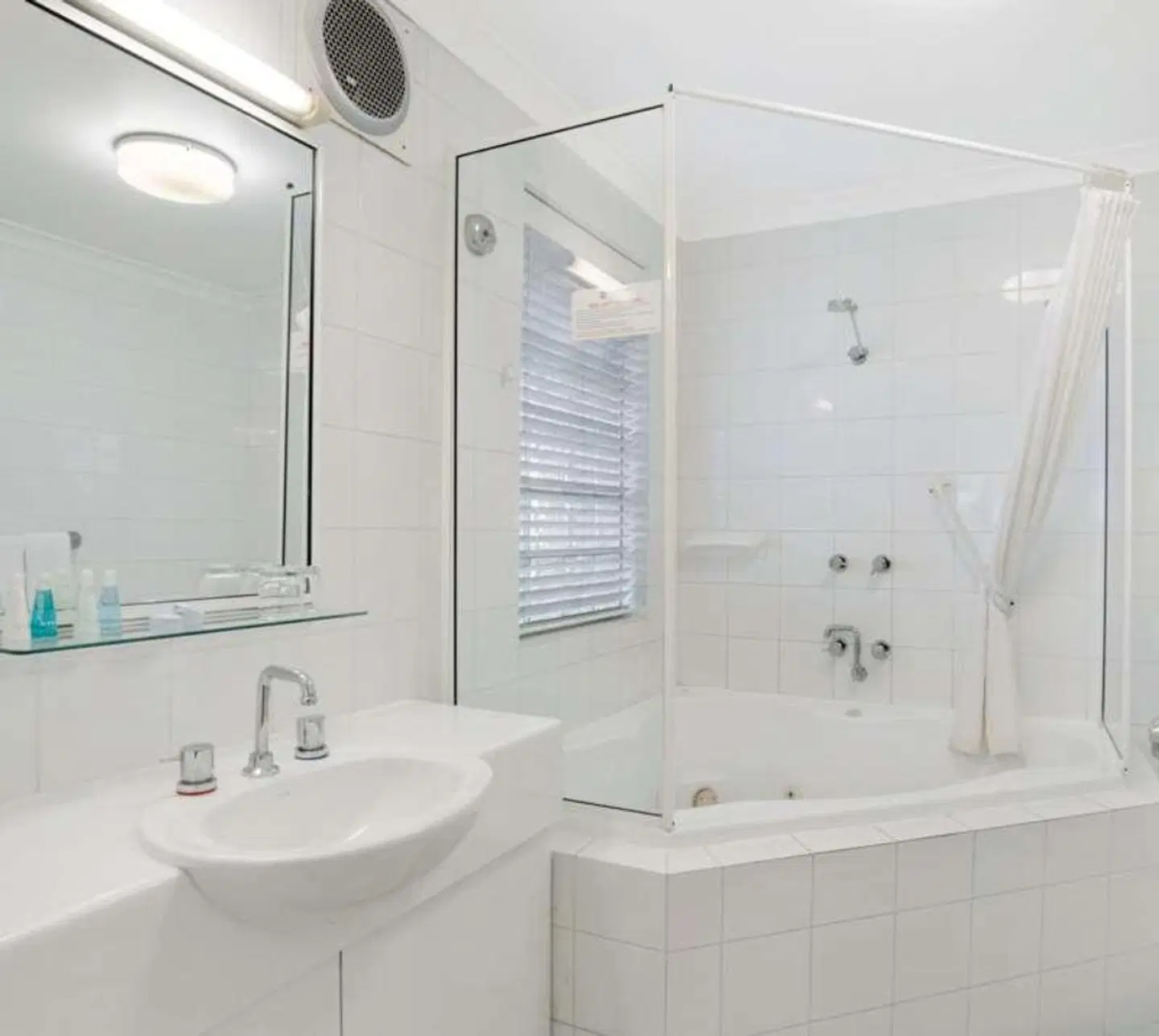 Broadwater Resort Apartments Badezimmer
