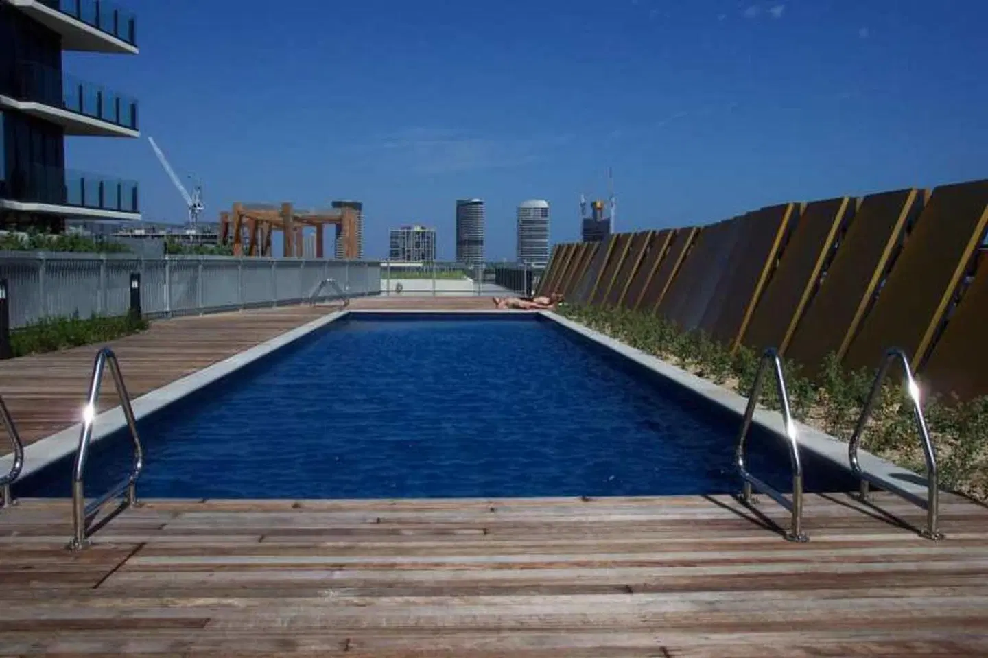 AKOM Docklands OUTDOOR_POOL