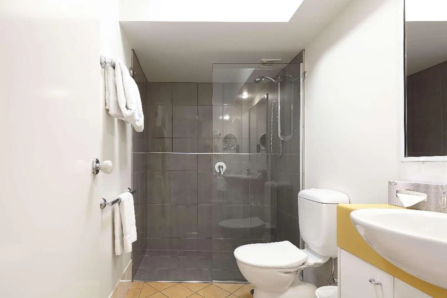 West End Central Apartments Badezimmer
