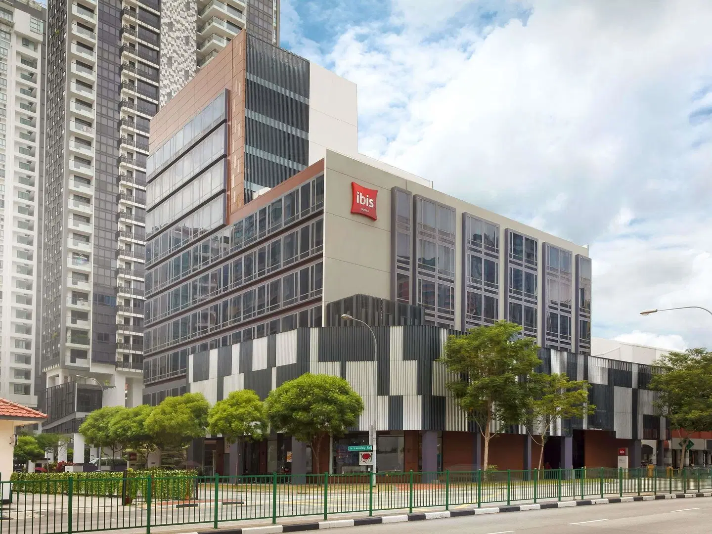 ibis Singapore Novena EXTERIOR