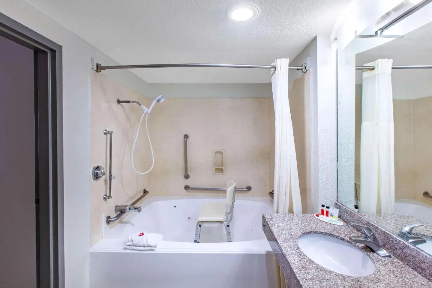 Days Inn & Suites by Wyndham Webster NASA-ClearLake-Houston Badezimmer
