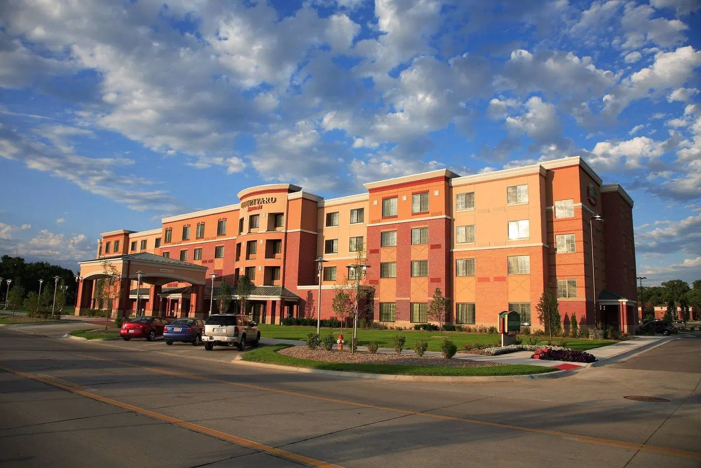 Courtyard by Marriott Omaha Aksarben Village EXTERIOR