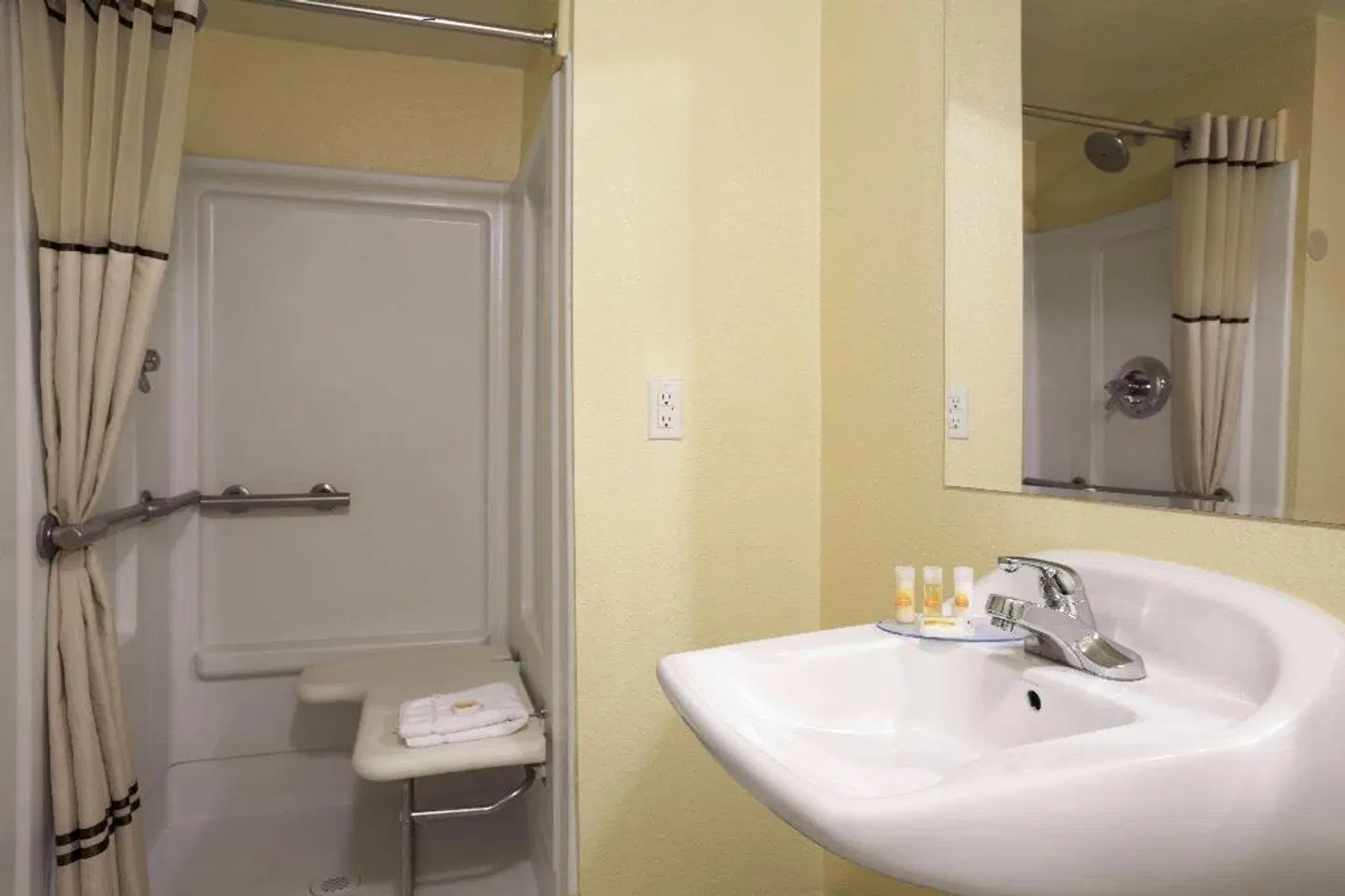 Days Inn by Wyndham Denver Downtown Badezimmer