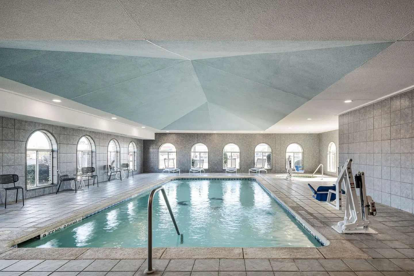 Spark by Hilton Dumas Hallenbad