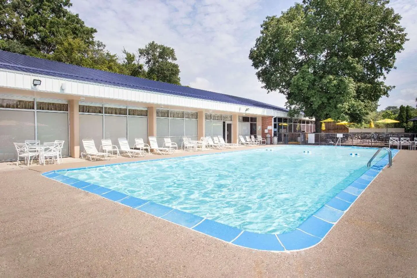Days Inn by Wyndham Dubuque OUTDOOR_POOL