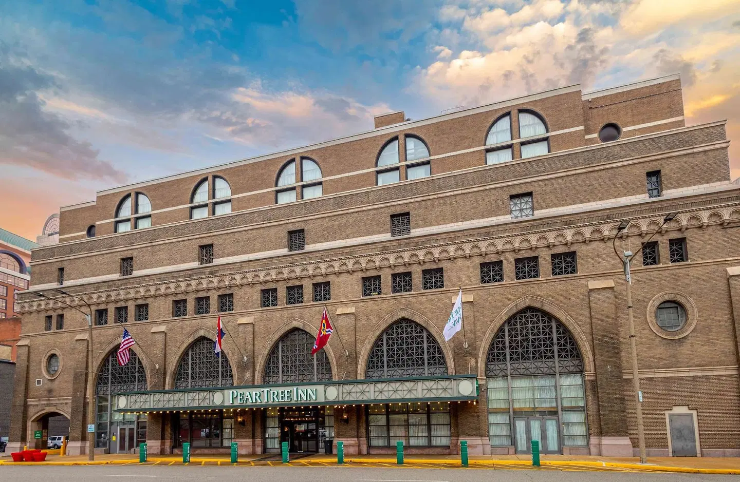 Drury Inn & Suites St. Louis Convention Center EXTERIOR