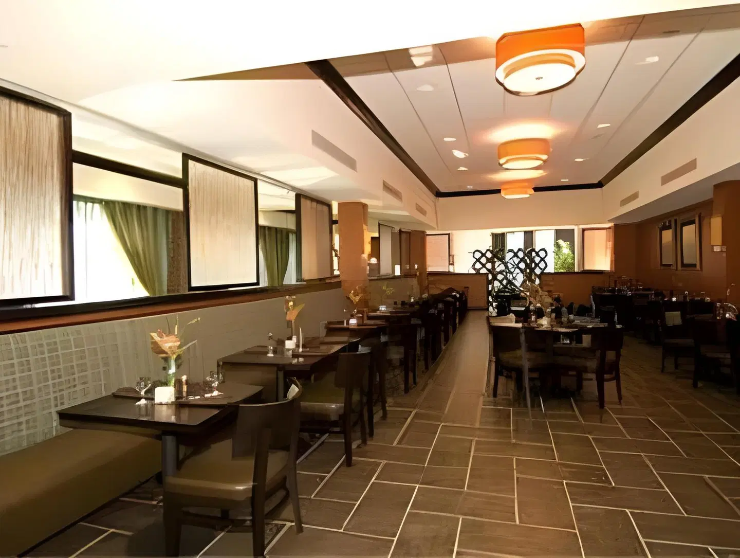 DoubleTree Suites by Hilton Bentonville Bar