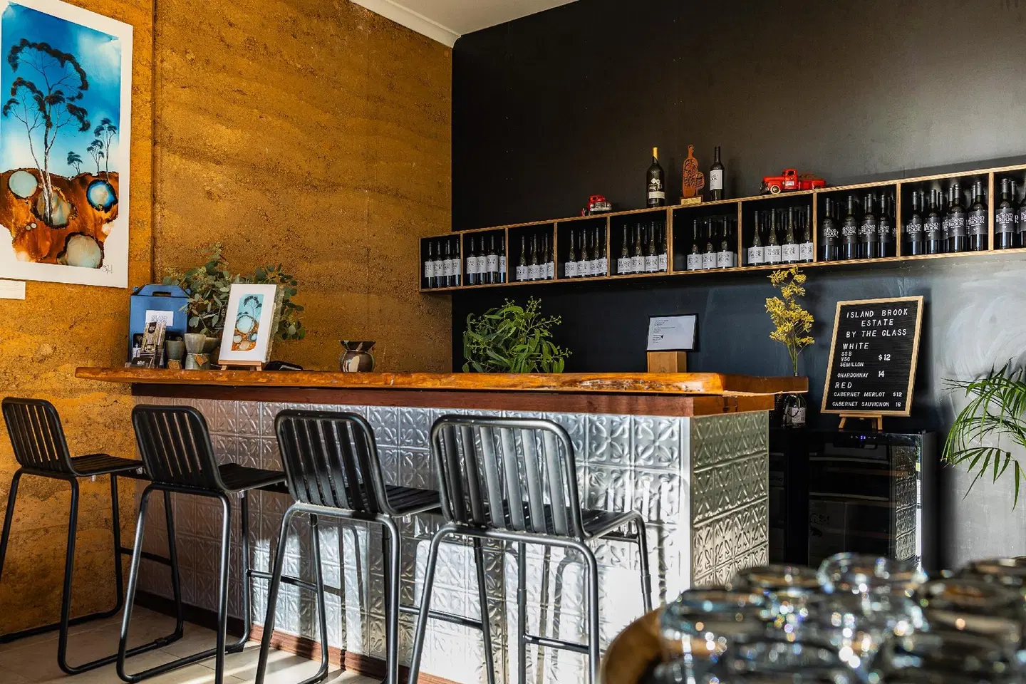 Island Brook Estate Winery and Chalets Bar