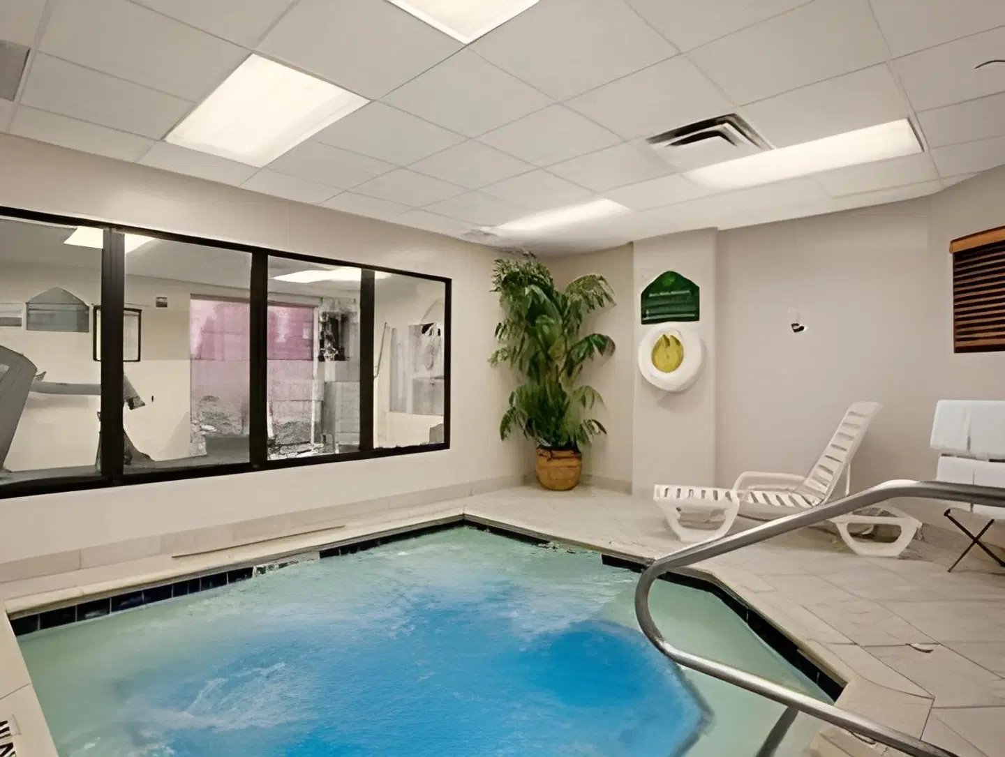 Wingate by Wyndham Arlington Heights Hallenbad