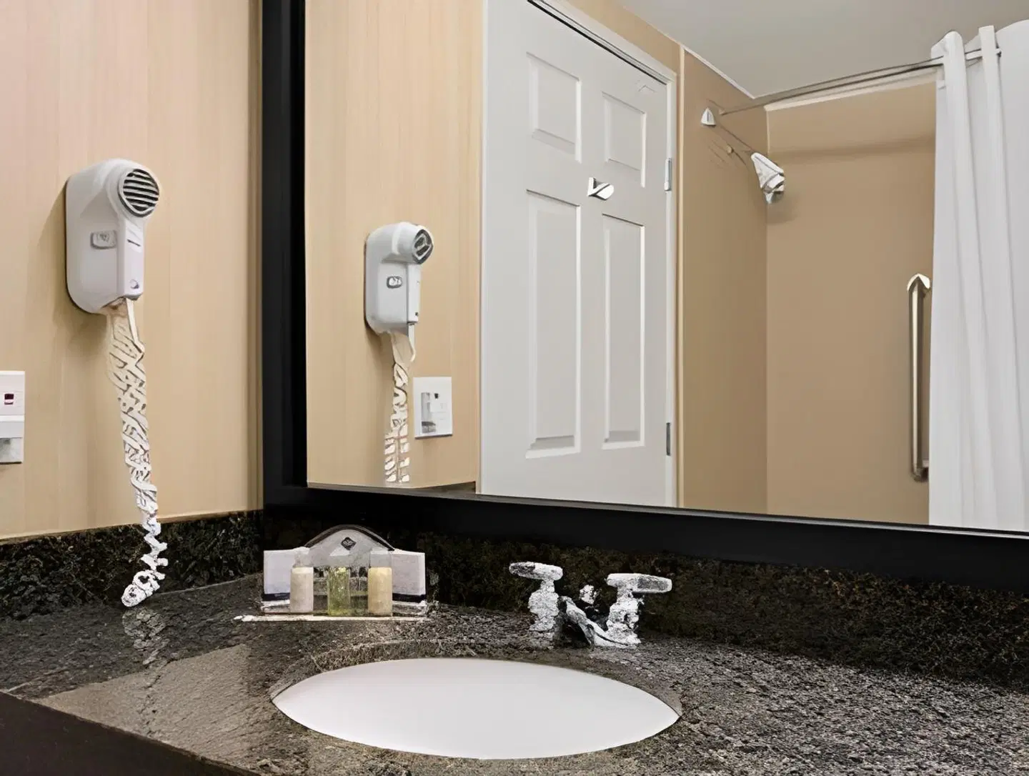 Wingate by Wyndham Arlington Heights Badezimmer