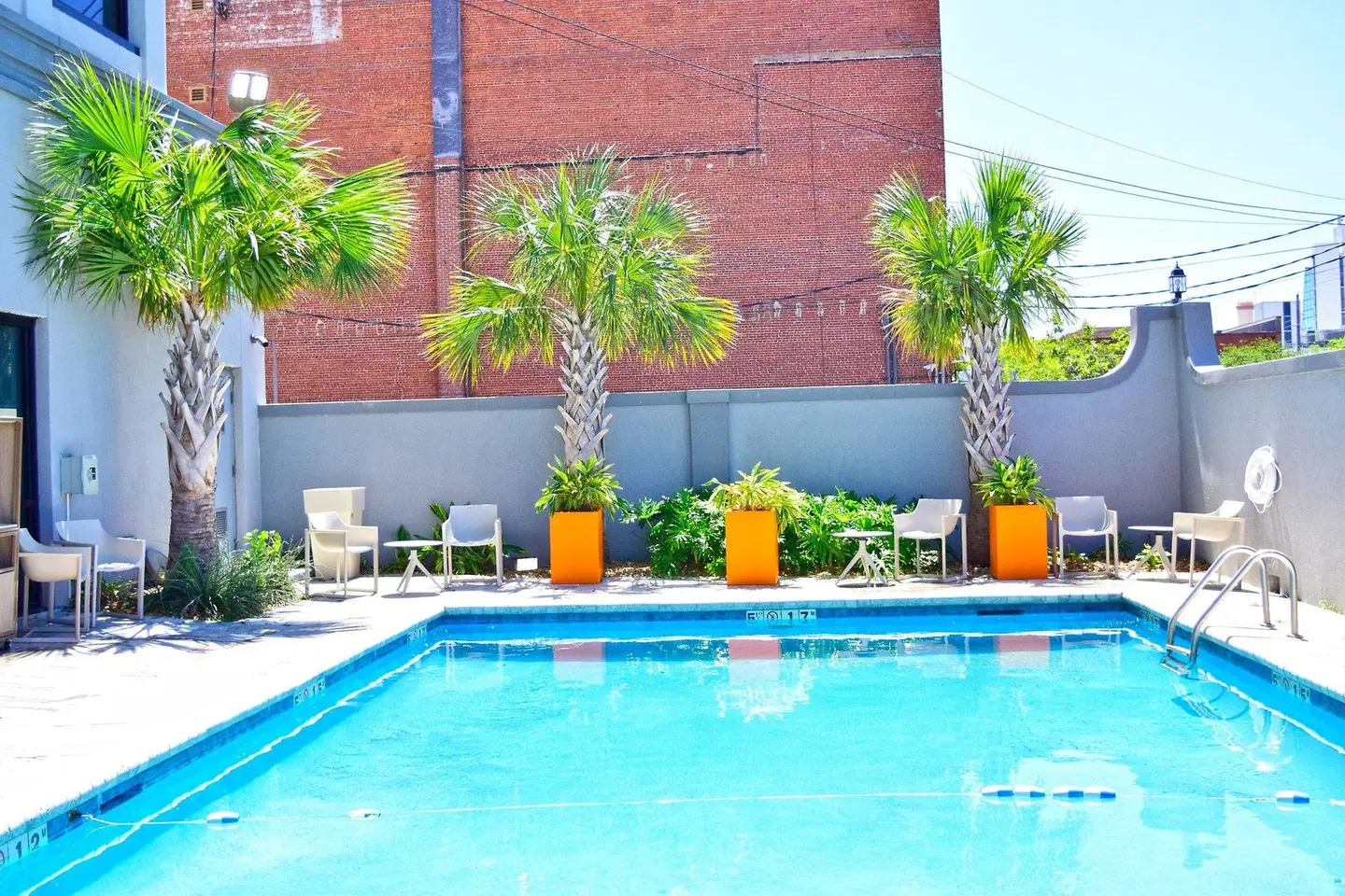 Holiday Inn Alexandria - Downtown by IHG OUTDOOR_POOL