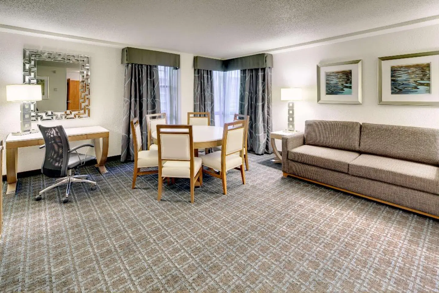 DoubleTree by Hilton Hotel Milwaukee Downtown ROOM_EXAMPLE